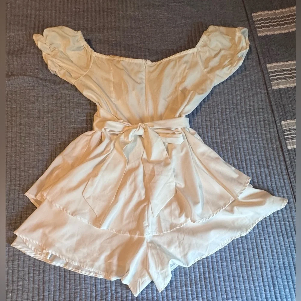 Elegant Off-Shoulder White Romper - Picture 9 of 10